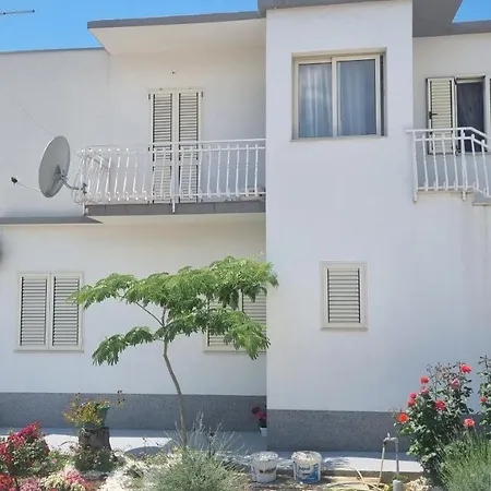 Luxa 5 Min Old Town, 10 Min Airport Apartman