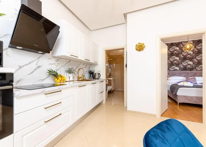 Luxa 5 Min Old Town, 10 Min Airport Apartament